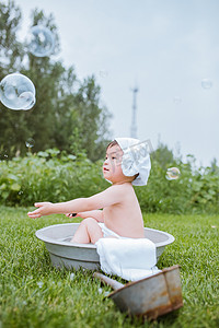 夏儿童摄影照片_夏天户外洗澡的小男孩