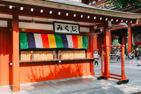 日本东京浅草寺参拜抽签点神社摄影图