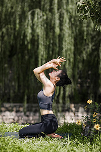 瑜伽垫文字排版摄影照片_瑜伽女孩摄影图