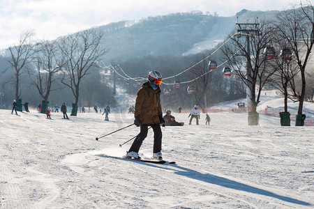 滑雪运动员在滑雪