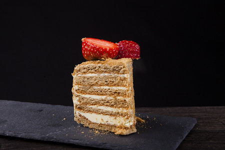 提拉米苏草莓蛋糕摄影图