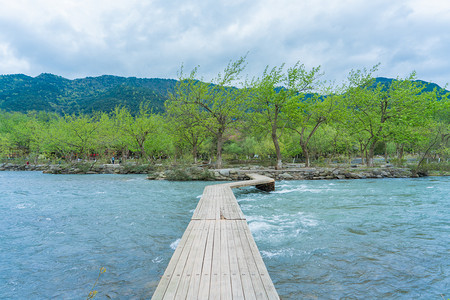 小桥流水木质桥摄影图