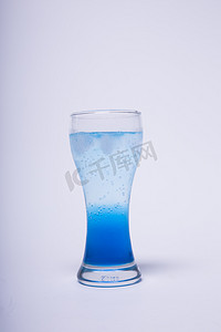 夏日清凉蓝色气泡饮料摄影图