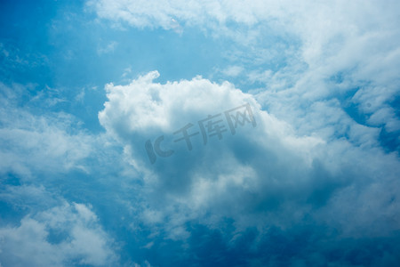 夏日蓝天白云摄影图