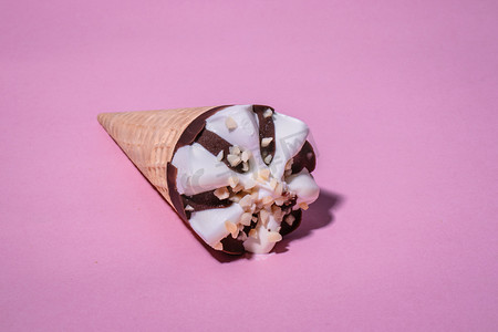 甜筒巧克力冰淇淋摄影图