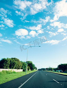 澳洲地图摄影照片_蓝天白云夏日澳洲街景摄影图