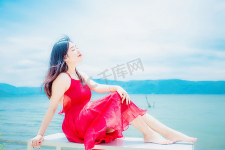 海边红裙美女仰望天空写真