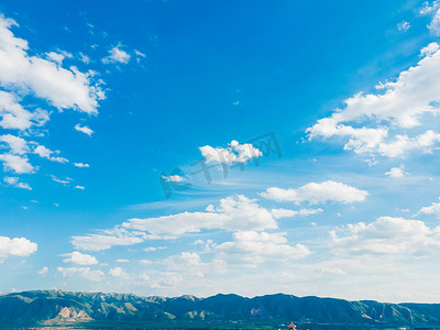 莫奈油画背景摄影照片_自然风景蓝天白云摄影图