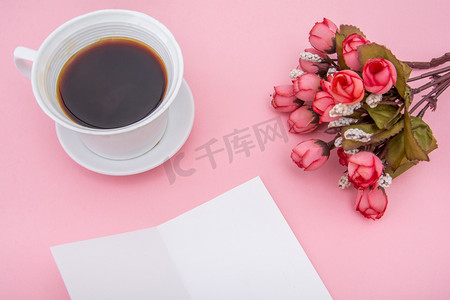 粉红色教师节咖啡鲜花和贺卡摄影图