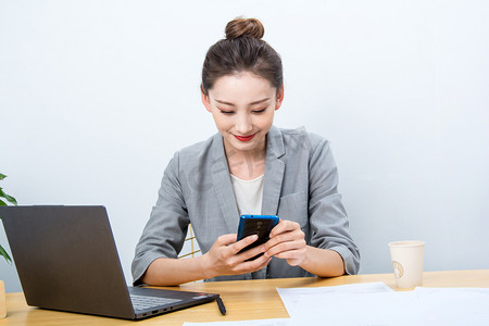 8魅力女人节摄影照片_商务人像看手机女职员摄影图