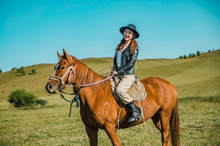 藏族骑马摄影照片_在草原上骑马美女摄影图