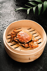 秋天美食竹筐里的一只螃蟹
