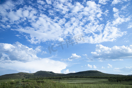 小岛草坪团建摄影照片_自然风光蓝天白云绿地草坪摄影图