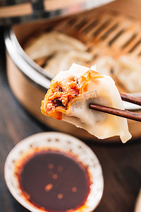 美食辣椒油饺子摄影图