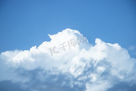 二次元天空摄影照片_清新文艺天空白云摄影图