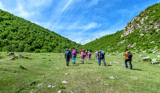 内蒙古夏季户外野营爬山摄影图