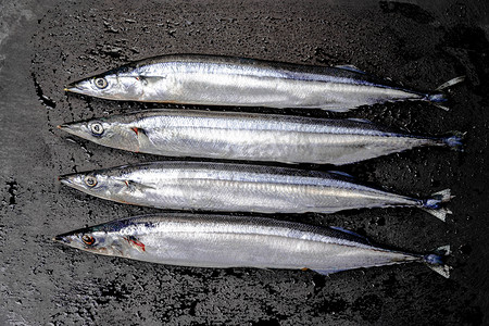  海鲜四条秋刀鱼摄影图