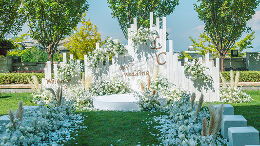 小岛草坪团建摄影照片_婚礼生活方式婚礼台