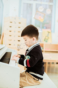 学前教育摄影照片_弹钢琴的孩子