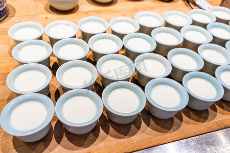 西安永兴坊特色美食老酸奶摄影图
