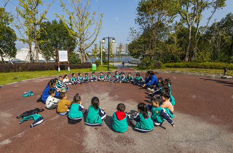 幼儿园带学生活动的场景照片摄影图
