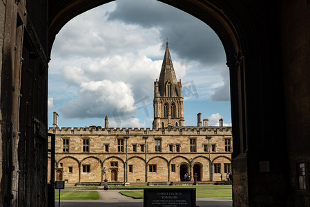 从大门中看牛津大学校区建筑摄影图