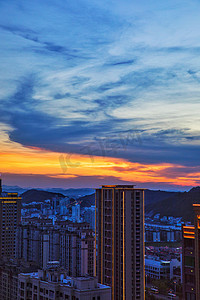 日落黄昏城市高楼摄影图
