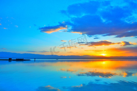 蓝天夕阳落日天际线唯美茶卡盐湖摄影图