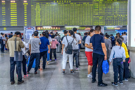 高铁站旅客购票摄影图