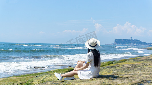 国潮女孩儿摄影照片_镰仓湘南海边女孩