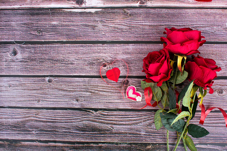 复古七夕情人节木纹 桌子上的玫瑰花摄影图
