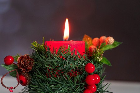 圣诞节装饰蜡烛浆果松枝摄影图
