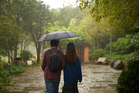 秋天的风景雨中散步的情侣下雨天摄影图