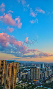 日落黄昏城市高楼摄影图