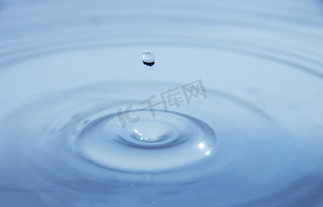 水滴落入水中高速摄影图