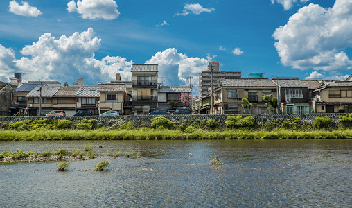 河边的日式小房子摄影图