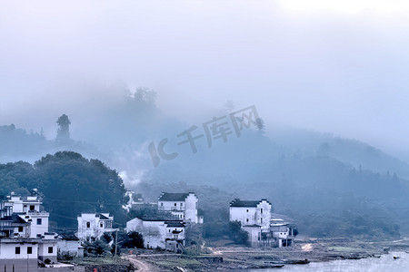 房屋云雾和山峰摄影图