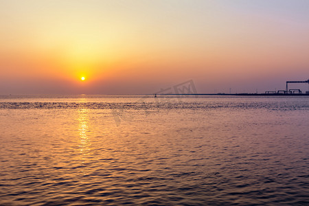 太阳龙门吊和海面摄影图