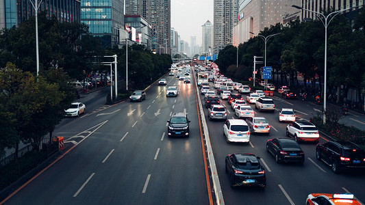 手绘城市简笔摄影照片_武汉城市街道车流交通摄影图