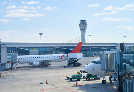 国庆节飞机摄影照片_国庆机场出行旅行机场场景摄影图