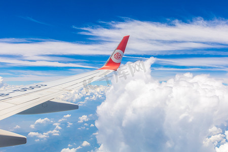 蓝天白云云端飞机机翼摄影图