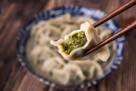 美食筷子韭菜馅水饺摄影图