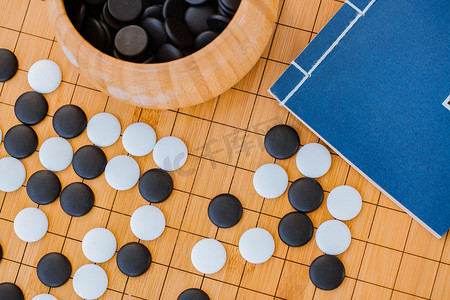 围棋棋盘上的棋子，棋罐和古书