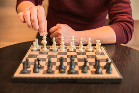 下国际象棋的人正在走棋