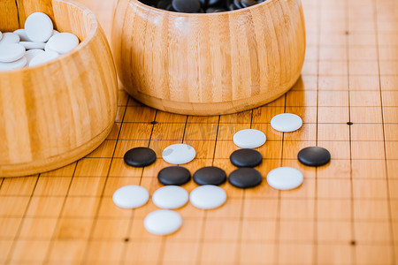 围棋棋盘上的棋罐和黑白棋子