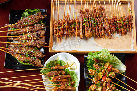 餐饮icon摄影照片_烧烤串串正面俯拍全景餐饮美食摄影图