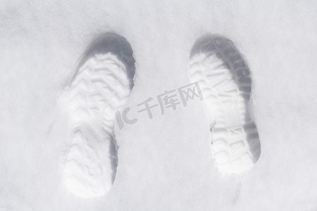 雪地里的脚印摄影图