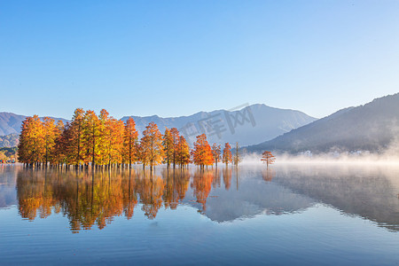 秋天水面水彬树和山峰摄影图