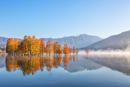 水彬树摄影照片_秋天水面水彬树和山峰摄影图