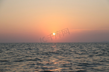 春夏大海沙滩夕阳落日黄昏